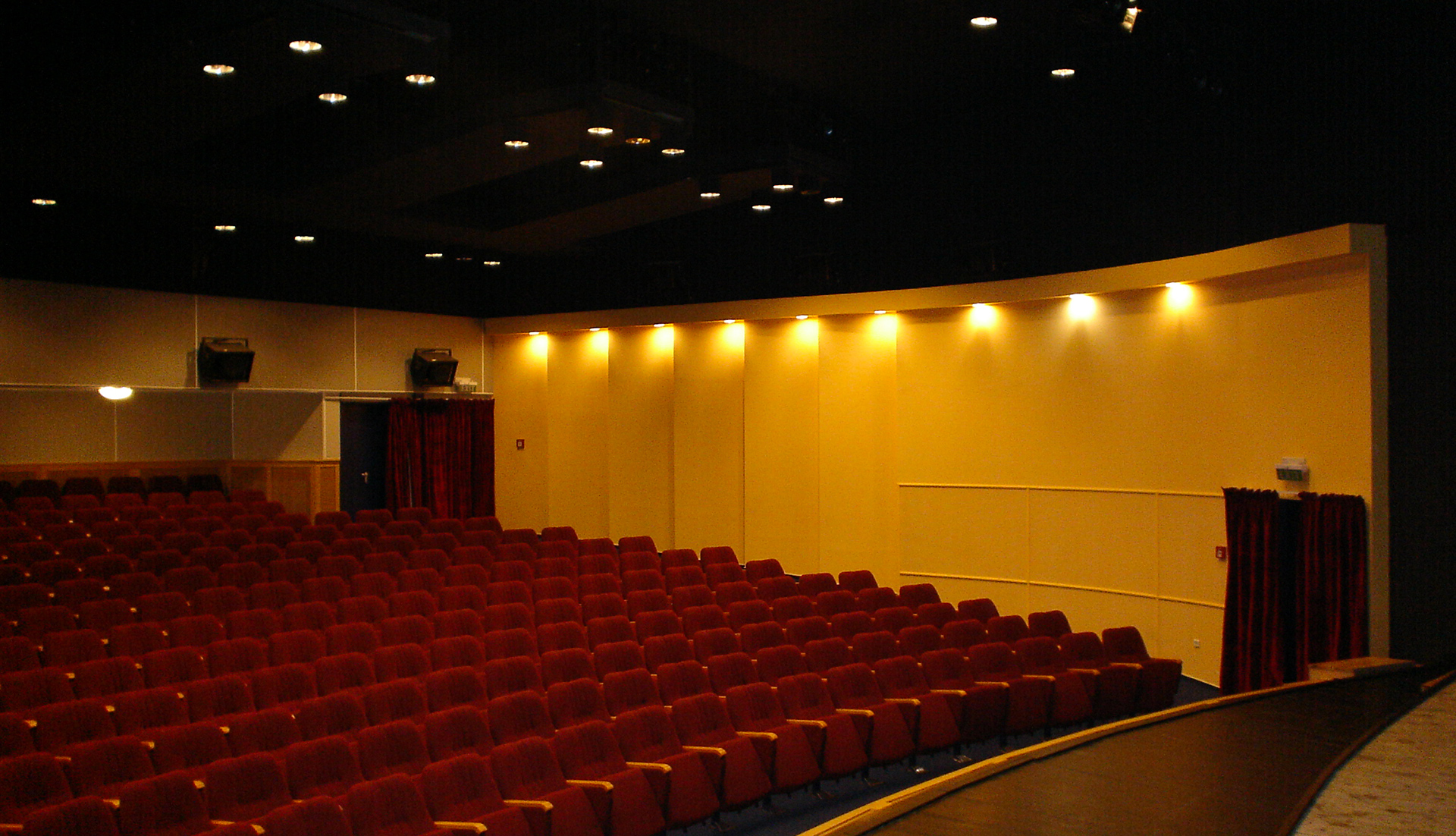 Derkovits Cultural Centre performance hall, Tiszaújváros 2