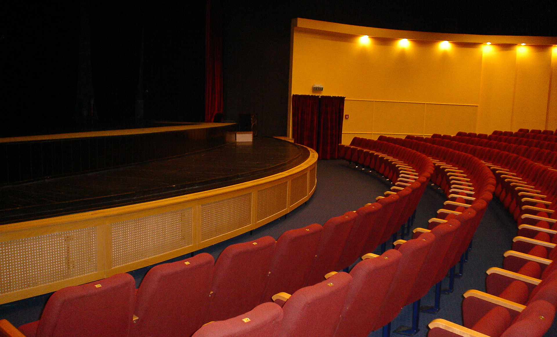 Derkovits Cultural Centre performance hall, Tiszaújváros 5